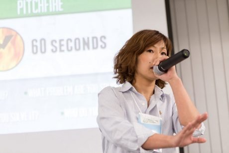 それぞれの持ち寄ったアイデアを発表する