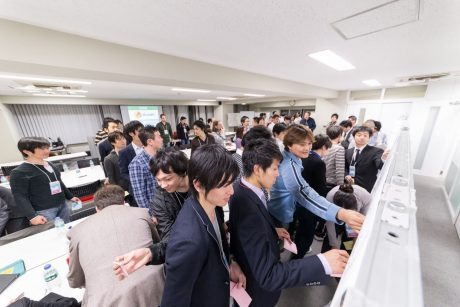 実現したいアイデアに付箋を使って投票する