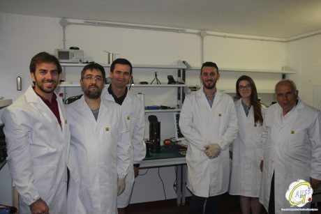 GAUSS Srlのエンジニアたち。社長のフィリッポ教授（右）と(©GAUSS Srl）