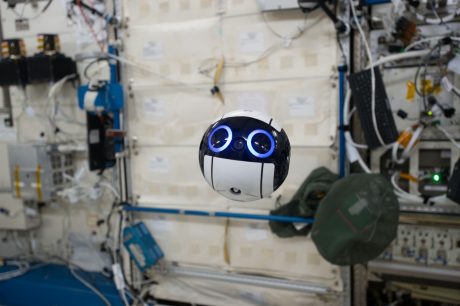 JAXA独自開発ドローン「Int-Ball」が国際宇宙ステーション「きぼう」内を浮遊中